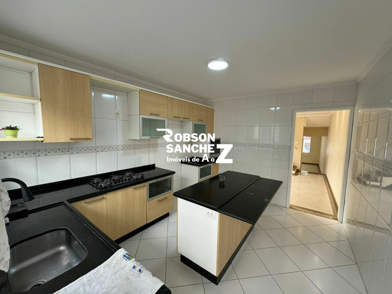 SOBRADO COM CORREDOR LATERAL - RUA SEM SAÍDA COM VIGILANTE / SEGURANÇA - 3 DORMS - 1 SUÍTE - 2 VAGAS